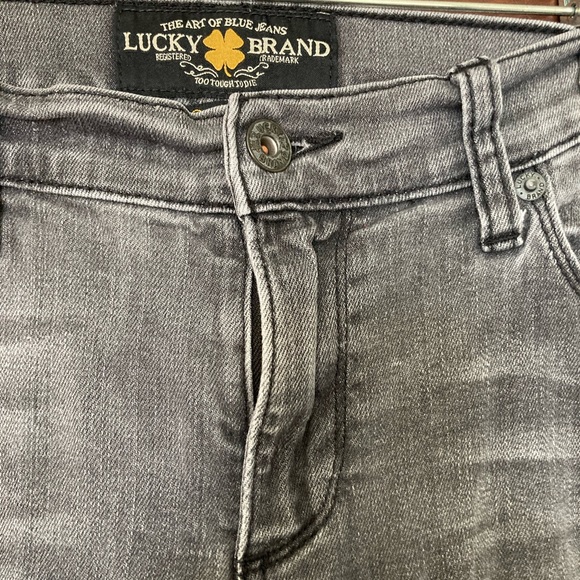 Perfectly worn in Lucky Brand jeans 👖🍀 - Picture 6 of 8